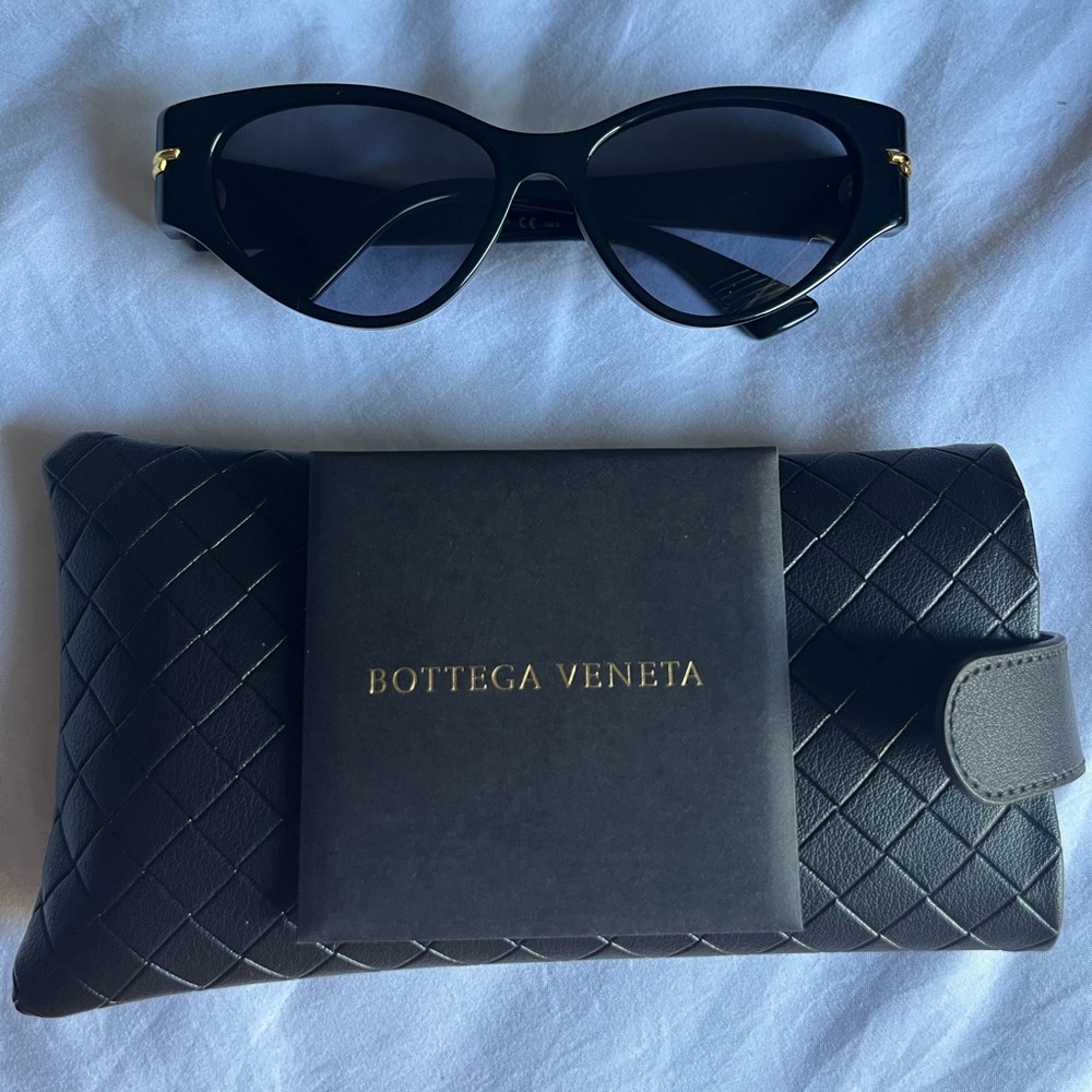 Bottega Veneta Cat-eye acetate sunglasses w original case/box